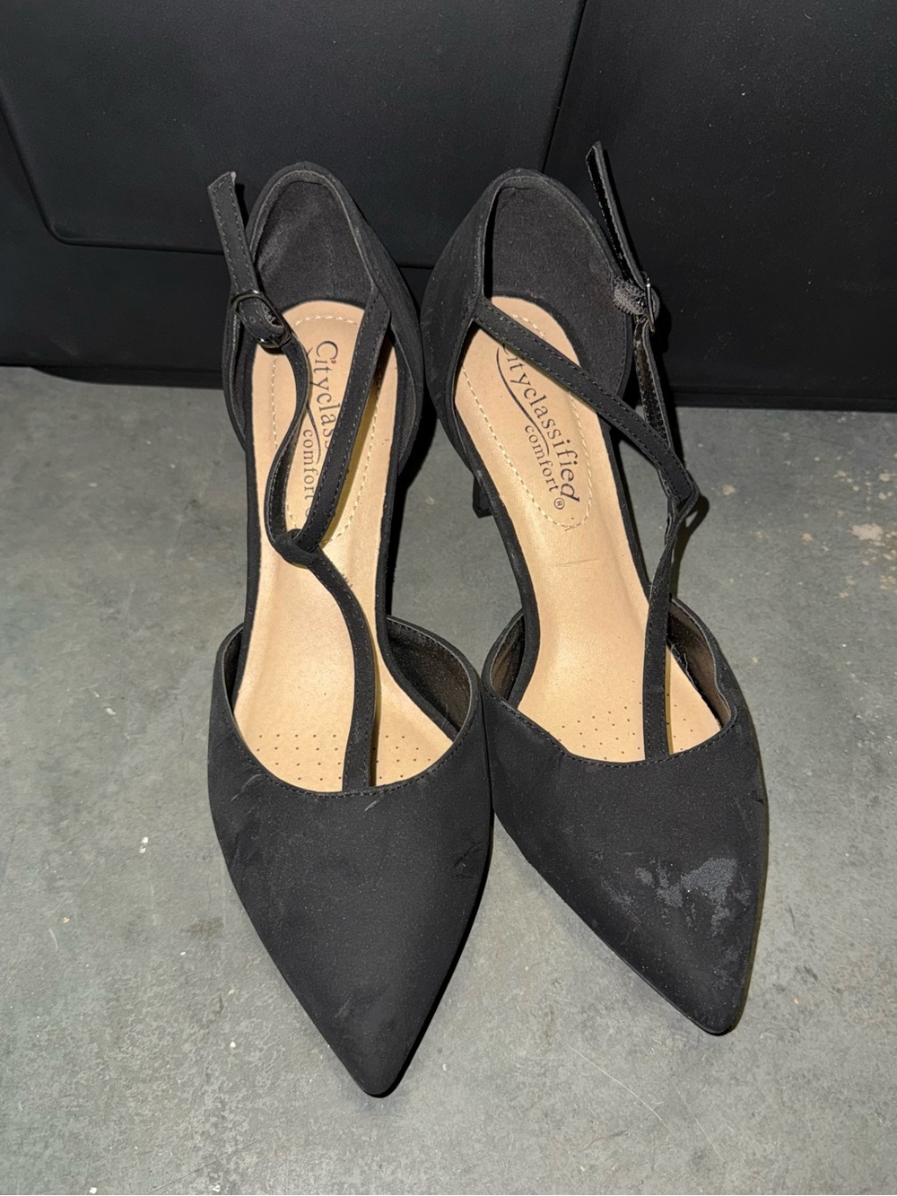 Cityclassified Black Pointed-Toe T-Strap Heels